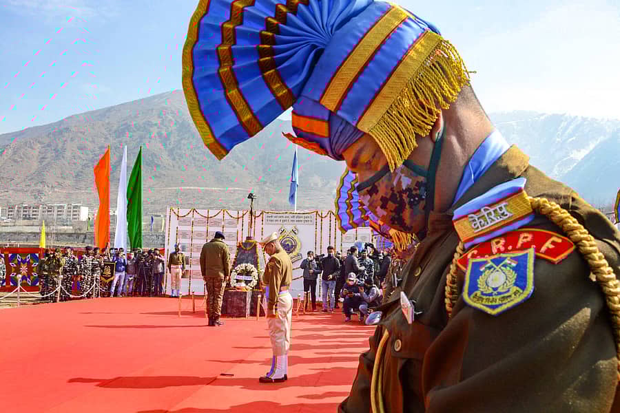 ಪುಲ್ವಾಮಾ ಜಿಲ್ಲೆಯ ಲೇಥ್‌ಪೋರಾದಲ್ಲಿ ಎರಡು ವರ್ಷಗಳ ಹಿಂದೆ ಭಯೋತ್ಪಾದಕ ಕೃತ್ಯದಲ್ಲಿ ಹುತಾತ್ಮರಾದ ಜವಾನರಿಗೆ ಸಿಆರ್‌ಪಿಎಫ್‌ ಸಿಬ್ಬಂದಿ ಭಾನುವಾರ ಗೌರವ ಸಮರ್ಪಿಸಿದರು –ಪಿಟಿಐ ಚಿತ್ರ