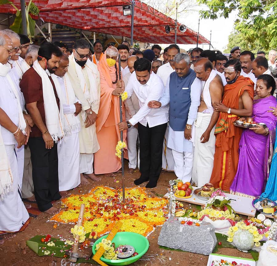 ಮಹಾಸಭಾದ ಭವನ ನಿರ್ಮಾಣಕ್ಕೆ ಮೈಸೂರಿನಲ್ಲಿ ಭಾನುವಾರ ಬಿ.ವೈ.ವಿಜಯೇಂದ್ರ ಶಂಕುಸ್ಥಾಪನೆ ನೆರವೇರಿಸಿದರು. ಸುತ್ತೂರು ಮಠದ ಶಿವರಾತ್ರಿ ದೇಶಿಕೇಂದ್ರ ಸ್ವಾಮೀಜಿ, ಶಾಸಕರಾದ ಎಲ್.ನಾಗೇಂದ್ರ, ಜಿ.ಟಿ.ದೇವೇಗೌಡ, ತನ್ವೀರ್ ಸೇಠ್, ಡಾ.ಯತೀಂದ್ರ, ಸಚಿವ ಎಸ್.ಟಿ.ಸೋಮಶೇಖರ್ ಇದ್ದಾರೆ