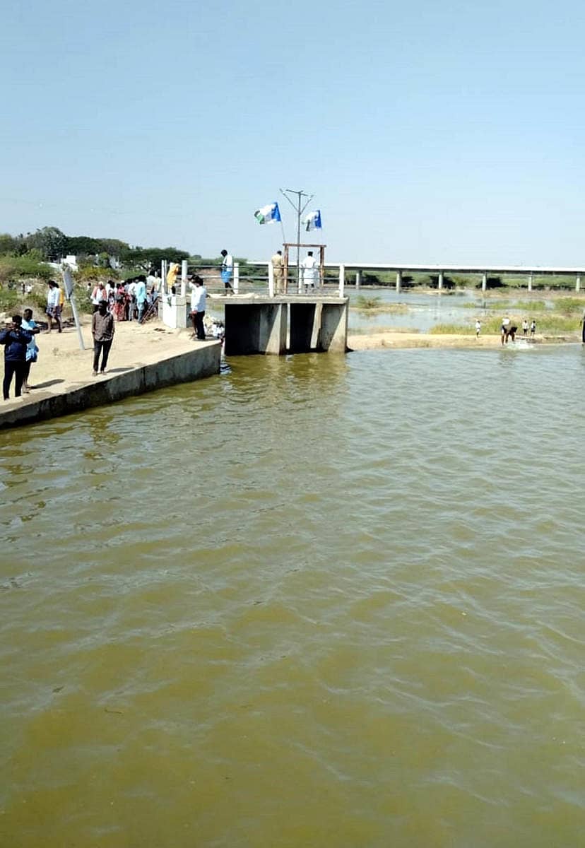 ಪಾವಗಡ ತಾಲ್ಲೂಕು ನಾಗಲಮಡಿಕೆ ಬಳಿಯ ಚೆಕ್ ಡ್ಯಾಂ ತುಂಬಿದೆ