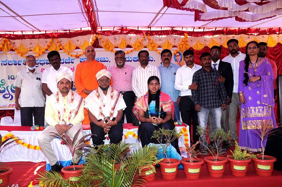 ತುಮಕೂರಿನ ಸರ್ಕಾರಿ ಪ್ರಥಮ ದರ್ಜೆ ಕಾಲೇಜಿನಲ್ಲಿ ಸಾಧಕರನ್ನು ಅಭಿನಂದಿಸಲಾಯಿತು