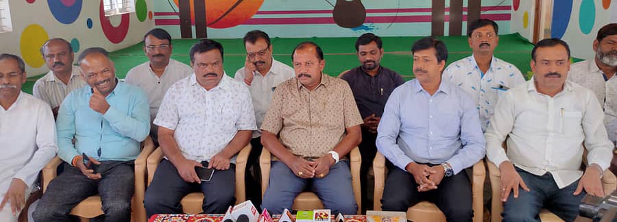 ಆನೇಕಲ್ ತಾಲ್ಲೂಕಿನ ಹೀಲಲಿಗೆಯಲ್ಲಿ ಆಯೋಜಿಸಿದ್ದ ಪತ್ರಿಕಾಗೋಷ್ಠಿಯಲ್ಲಿ ಕ್ಯಾಮ್ಸ್‌ನ ಆನೇಕಲ್ ಘಟಕದ ಪದಾಧಿಕಾರಿಗಳು ಮಾಹಿತಿ ನೀಡಿದರು