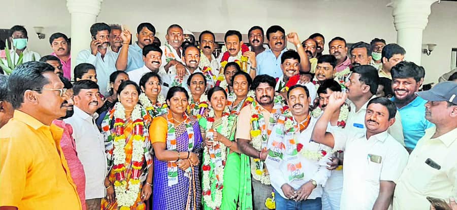 ಮಂಚನಾಯ್ಕನಹಳ್ಳಿ ಗ್ರಾಮ ಪಂಚಾಯಿತಿ ಅಧ್ಯಕ್ಷರಾಗಿ ವಿ. ಸತೀಶ್ ಕುಮಾರ್ ಮತ್ತು ಉಪಾಧ್ಯಕ್ಷರಾಗಿ ರಮ್ಯಾ ಆಯ್ಕೆಯಾಗಿದ್ದಾರೆ