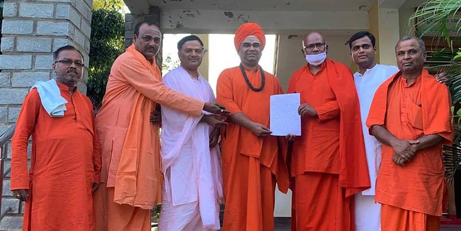 ವೀರಶೈವ ಲಿಂಗಾಯತ ಸಮುದಾಯದ ಎಲ್ಲಾ ಒಳಪಂಗಡಗಳನ್ನು ಕೇಂದ್ರದ ಒಬಿಸಿ ಪಟ್ಟಿಯಲ್ಲಿ ಸೇರಿಸಲು ರಾಜ್ಯ ಸರ್ಕಾರಕ್ಕೆ ಒತ್ತಾಯಿಸುವ ನಿಟ್ಟಿನಲ್ಲಿ ಸಹಕಾರ ನೀಡಬೇಕು ಎಂದು ಬಸವಮೂರ್ತಿ ಮಾದಾರ ಚನ್ನಯ್ಯ ಸ್ವಾಮೀಜಿ ಅವರಿಗೆ ವಿವಿಧ ಮಠಾಧೀಶರು ಚಿತ್ರದುರ್ಗದಲ್ಲಿ ಭಾನುವಾರ ಮನವಿ ಮಾಡಿದರು