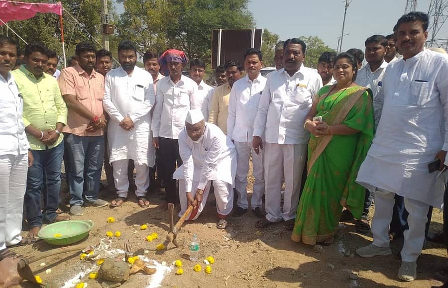 ಕಲಬುರ್ಗಿ ತಾಲ್ಲೂಕಿನ ಫರಹತಾಬಾದ್ ಗ್ರಾಮದಲ್ಲಿ ಸಿಸಿ ರಸ್ತೆ ಮತ್ತು ಚರಂಡಿ ನಿರ್ಮಾಣ ಕಾಮಗಾರಿಗೆ ಶಾಸಕ ಎಂ.ವೈ.ಪಾಟೀಲ ಅವರು ಈಚೆಗೆ ಭೂಮಿಪೂಜೆ ನೆರವೇರಿಸಿದರು