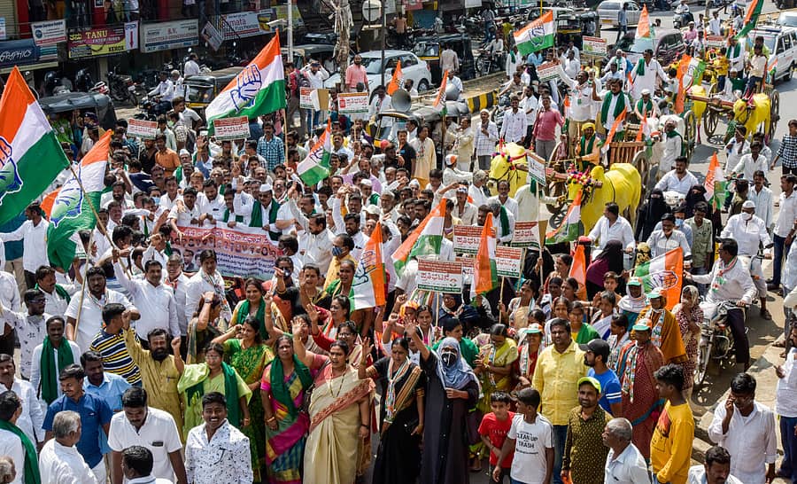 ಕೇಂದ್ರ ಸರ್ಕಾರದ ಧೋರಣೆಗಳ ವಿರುದ್ಧ ಕಲಬುರ್ಗಿಯಲ್ಲಿ ಸೋಮವಾರ ಕಾಂಗ್ರೆಸ್‌ ದಕ್ಷಿಣ ಬ್ಲಾಕ್‌ನ ಕಾರ್ಯಕರ್ತರು ಎತ್ತಿನ ಬಂಡಿಗಳ ಸಮೇತ ಪ್ರತಿಭಟನೆ ನಡೆಸಿದರು