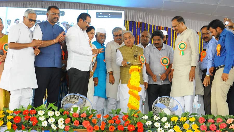 ವಿಜಯಪುರ ತಾಲ್ಲೂಕಿನ ಮದಭಾವಿಯಲ್ಲಿ ವಿಮಾನ ನಿಲ್ದಾಣ ಕಾಮಗಾರಿ ಚಾಲನಾ ಕಾರ್ಯಕ್ರಮವನ್ನು ಉಪ ಮುಖ್ಯಮಂತ್ರಿ ಗೋವಿಂದ ಕಾರಜೋಳ ಉದ್ಘಾಟಿಸಿದರು