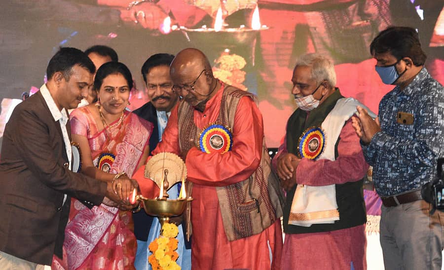 ಬೀದರ್ನಲ್ಲಿ ಆಯೋಜಿಸಿದ್ದ `ಬಿದರಿ' ದತ್ತಿ ಪ್ರಶಸ್ತಿ ಪ್ರದಾನ ಹಾಗೂ ಸಂಗೀತ ಸಂಜೆ ಕಾರ್ಯಕ್ರಮದಲ್ಲಿ ಗಾಯಕಿ ರೇಖಾ ಅಪ್ಪಾರಾವ್ ಸೌದಿ, ಕನ್ನಡ ಅಭಿವೃದ್ಧಿ ಪ್ರಾಧಿಕಾರದ ಅಧ್ಯಕ್ಷ ಟಿ.ಎಸ್.ನಾಗಾಭರಣ, ರಂಗ ಸಂಘಟಕ ಶ್ರೀನಿವಾಸ ಜಿ. ಕಪ್ಪಣ್ಣ, ವೈಕುಂಠದತ್ತ ಮಹಾರಾಜ್, ಸಿದ್ರಾಮ ಸಿಂಧೆ ಇದ್ದಾರೆ