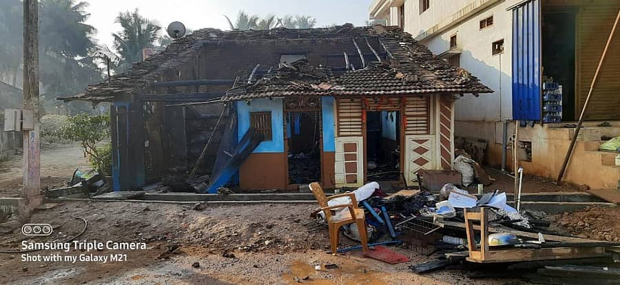 ಕೂಸನೂರಿನಲ್ಲಿ ವಿದ್ಯುತ್ ಶಾರ್ಟ್ ಸರ್ಕಿಟ್ನಿಂದ ಮನೆ ಹಾಗೂ ಕುಶನ್ ಅಂಗಡಿಗೆ ಬೆಂಕಿ ತಗುಲಿ ಅಪಾರ ಹಾನಿಯಾಗಿದೆ