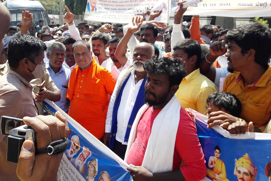 ಪರಿಶಿಷ್ಟ ಸಮುದಾಯದಲ್ಲಿನ ದೌರ್ಜನ್ಯಕ್ಕೆ ಒಳಗಾದವರಿಗೆ ಎಸ್ಸಿ, ಎಸ್ಟಿ ದೌರ್ಜನ್ಯ ತಡೆ ಕಾಯ್ದೆಯಡಿ ನ್ಯಾಯ ದೊರಕಿಸಿಕೊಡಬೇಕು ಎಂದು ಒತ್ತಾಯಿಸಿ ಚಿತ್ರದುರ್ಗದಲ್ಲಿ ಸೋಮವಾರ ಜಿಲ್ಲಾಧಿಕಾರಿಗೆ ಮನವಿ ಸಲ್ಲಿಸಲು ದಲಿತ ಸಂಘರ್ಷ ಸಮಿತಿ ಕಾರ್ಯಕರ್ತರು ಜಿಲ್ಲಾಧಿಕಾರಿ ಕಚೇರಿ ಆವರಣ ಪ್ರವೇಶಿಸುವ ಮುನ್ನ ಪೊಲೀಸರು ಬ್ಯಾರಿಕೇಡ್ ಹಾಕಿ ತಡೆದಾಗ ಪ್ರತಿಭಟನಾಕಾರರು ಆಕ್ರೋಶ ವ್ಯಕ್ತಪಡಿಸಿದರು