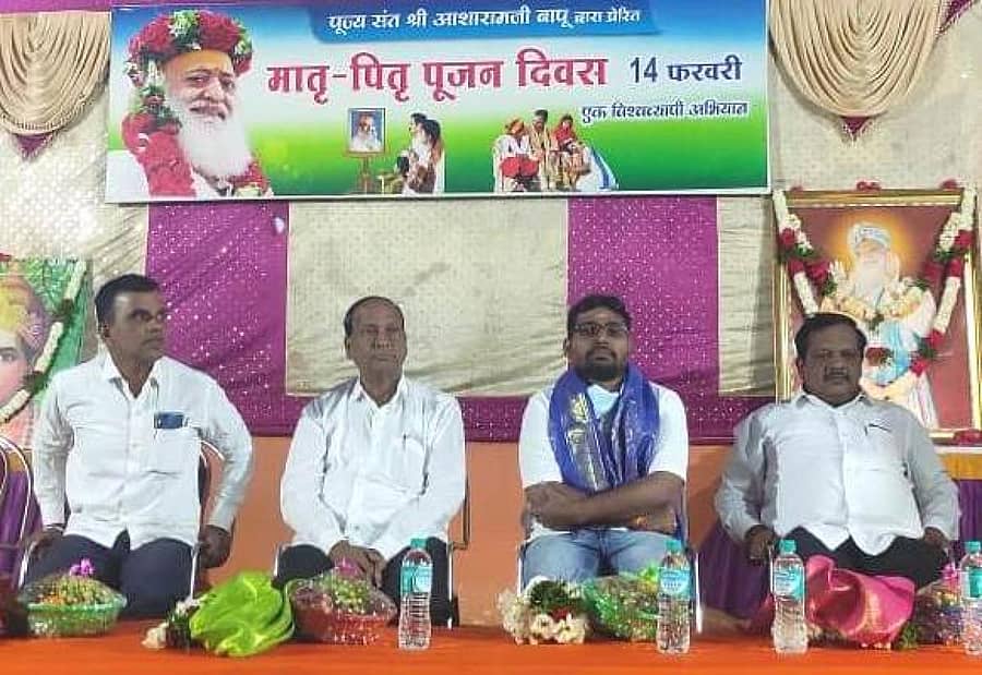 ಬೀದರ್‌ನ ವಿ.ಕೆ. ಇಂಟರ್‌ನ್ಯಾಷನಲ್ ಶಾಲೆಯಲ್ಲಿ ನಡೆದ ತಂದೆ-ತಾಯಿಗಳ ಪೂಜೆ ದಿನ ಕಾರ್ಯಕ್ರಮದಲ್ಲಿ ಡಾ. ಸುರೇಂದ್ರ ರೋಡೆ, ಶರಣಪ್ಪ ಮಿಠಾರೆ, ಡಾ. ಲೋಕೇಶ ಹಿರೇಮಠ, ಪ್ರಕಾಶ ಜಿ. ಇದ್ದರು