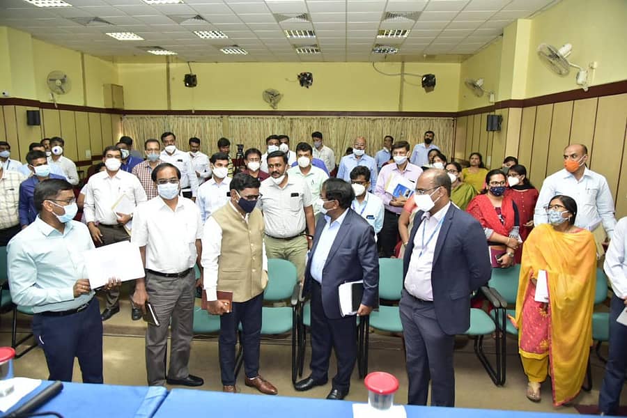 ನಗರದ ನಿರ್ದಿಷ್ಟ ಪ್ರದೇಶಗಳಲ್ಲಿ ಕೋವಿಡ್‌ ಪ್ರಕರಣಗಳು ವ್ಯಾಪಕವಾಗಿ ಪತ್ತೆಯಾಗಿದ್ದು, ಇದರ ನಿಯಂತ್ರಣ ಕ್ರಮಗಳ ಬಗ್ಗೆ ಬಿಬಿಎಂಪಿ ಆಯುಕ್ತ ಎನನ್‌.ಮಂಜುನಾಥ ಪ್ರಸಾದ್‌ ಅವರು ಬಿಬಿಎಂಪಿ ಅಧಿಕಾರಿಗಳ ಜೊತೆ ಸೋಮವಾರ ಚರ್ಚಿಸಿದರು.