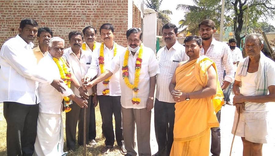 ಶಾಸಕ ಕೆ.ಶ್ರೀನಿವಾಸಗೌಡ ಕೋಲಾರ ತಾಲ್ಲೂಕಿನ ವಿವಿಧ ಗ್ರಾಮಗಳಲ್ಲಿ ಸೋಮವಾರ ರಸ್ತೆ ಕಾಮಗಾರಿಗೆ ಗುದ್ದಲಿ ಪೂಜೆ ನೆರವೇರಿಸಿದರು.