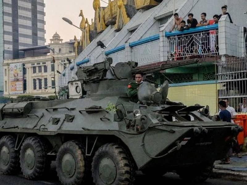 ಮ್ಯಾನ್ಮಾರ್ನಲ್ಲಿ ಮಿಲಿಟರಿ ವಾಹನಗಳ ತಿರುಗಾಟ