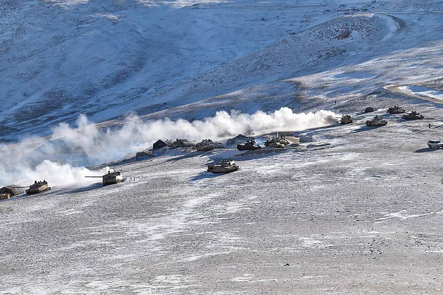 ಗಡಿಯಿಂದ ಹಿಂದೆ ಹೊರಟ ಸೇನಾ ಟ್ಯಾಂಕ್ಗಳು (ಪಿಟಿಐ ಚಿತ್ರ)