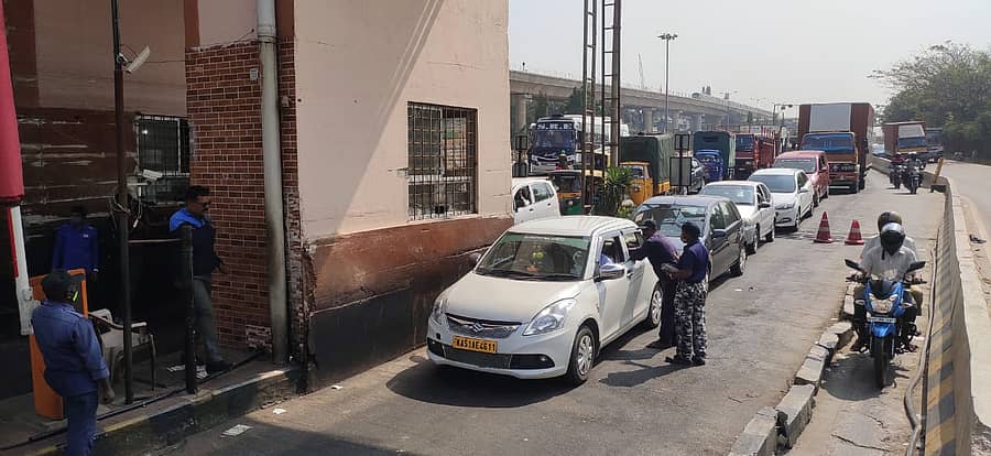 ಬೆಂಗಳೂರಿನ ನಗರದ ಹೊರವಲಯದಲ್ಲಿ ತುಮಕೂರು ರಸ್ತೆಯಲ್ಲಿರುವ ಟೋಲ್ನಲ್ಲಿ ಸಾಲುಗಟ್ಟಿ ನಿಂತಿರುವ ವಾಹನಗಳು