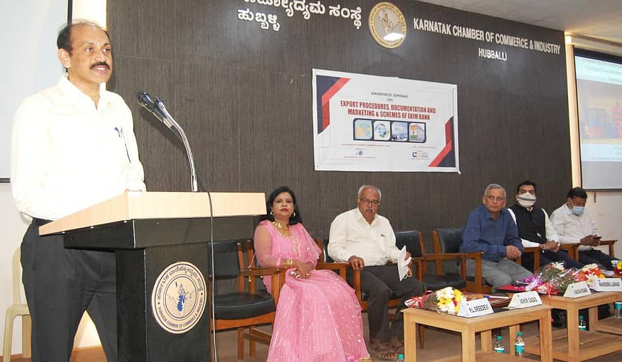 ಹುಬ್ಬಳ್ಳಿಯ ಕರ್ನಾಟಕ ವಾಣಿಜ್ಯೋದ್ಯಮ ಸಂಸ್ಥೆಯಲ್ಲಿ ಸೋಮವಾರ ನಡೆದ ಕಾರ್ಯಕ್ರಮದಲ್ಲಿ ರಾಜ್ಯ ಲಘು ಉದ್ಯೋಗ ಭಾರತಿ ಪ್ರಧಾನ ಕಾರ್ಯದರ್ಶಿ ಕೆ. ನಾರಾಯಣ ಪ್ರಸನ್ನ ಮಾತನಾಡಿದರು