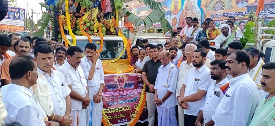 ಶಿರ್ತಾಡಿಯಿಂದ ಆರಂಭಗೊಂಡ ಮೆರವಣಿಗೆಗೆ ಜೀರ್ಣೋದ್ಧಾರ ಸಮಿತಿ ಗೌರವಾಧ್ಯಕ್ಷ ಎಂ. ನಮಿರಾಜ ಪಾಂಡಿ ಗುಡ್ಡಾನ್‌ಬೆಟ್ಟು ಹಾಗೂ ಕಲಾಭಿಷೇಕ ಸಮಿತಿ ಗೌರವಾಧ್ಯಕ್ಷ ಬೆಳ್ತಂಗಡಿ ಶಾಸಕ ಹರೀಶ್ ಪೂಂಜ ಚಾಲನೆ ನೀಡಿದರು.