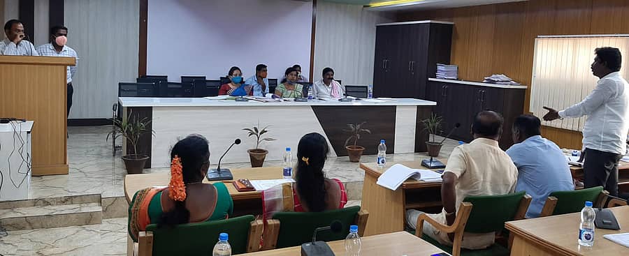 ಪಿರಿಯಾಪಟ್ಟಣದ ತಾ.ಪಂ.ಸಭಾಂಗಣದಲ್ಲಿ ಸೋಮವಾರ ನಡೆದ ತಾ.ಪಂ. ಸಾಮಾನ್ಯ ಸಭೆಯಲ್ಲಿ ತಾ.ಫಂ.ಸದಸ್ಯ ಎಸ್.ರಾಮು ಅಧಿಕಾರಿಗಳೊಂದಿಗೆ ಚರ್ಚೆ ನೆಡಿಸಿದರು.