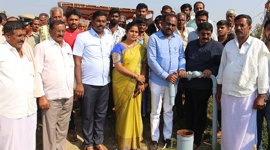 ದೊಡ್ಡಸೋಮನಹಳ್ಳಿಯ ರೈತ ರಾಮಕೃಷ್ಣಯ್ಯ ಅವರ ಹೊಲದಲ್ಲಿನ ಕೊಳವೆಬಾವಿ ಕೇಬಲ್ ಕತ್ತರಿಸಿ ಕಲ್ಲು ತುಂಬಿರುವುದನ್ನು ಶಾಸಕ ಎ. ಮಂಜುನಾಥ್ ವೀಕ್ಷಿಸಿದರು