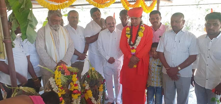 ಶಿರಾ ತಾಲ್ಲೂಕಿನ ಚಿಕ್ಕನಹಳ್ಳಿ ಗ್ರಾಮದಲ್ಲಿ ಸೋಮವಾರ ನಡೆದ ಜವಲಿಂಗೇಶ್ವರ ಸ್ವಾಮಿ ದೇವಸ್ಥಾನದ ಕಳಸ ಪ್ರತಿಷ್ಠಾಪನೆ ಹಾಗೂ ಧಾರ್ಮಿಕ ಜಾಗೃತಿ ಕಾರ್ಯಕ್ರಮದಲ್ಲಿ ಶಾಂತವೀರ ಸ್ವಾಮೀಜಿ, ಮಾಜಿ ಸಚಿವ ಟಿ.ಬಿ.ಜಯಚಂದ್ರ, ಸುರೇಶ್ ಬಾಬು, ಕೆ.ಎಲ್.ಮಹದೇವಪ್ಪ ಇದ್ದರು.