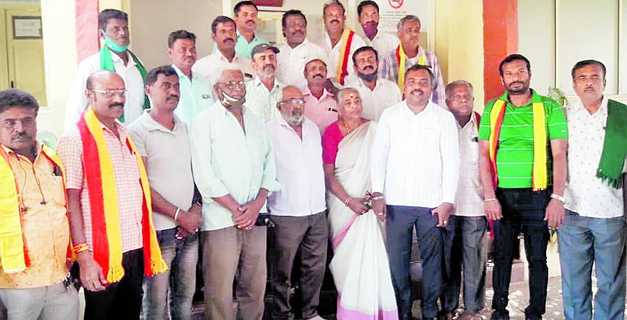 ಪ್ರವಾಸಿ ಮಂದಿರದಲ್ಲಿ ನಡೆದ ಸಮಾಲೋಚನಾ ಸಭೆಯಲ್ಲಿ ಜಿಲ್ಲಾ ಹೋರಾಟ ಸಮಿತಿ ಪದಾಧಿಕಾರಿಗಳು ಪಾಲ್ಗೊಂಡಿದ್ದರು