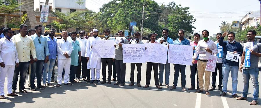 ದಿಶಾ ರವಿ ಬಂಧನ ಖಂಡಿಸಿ ವಿವಿಧ ಸಂಘಟನೆಗಳ ಕಾರ್ಯಕರ್ತರು ಮಂಗಳವಾರ ಹೊಸಪೇಟೆಯಲ್ಲಿ ಪ್ರತಿಭಟನೆ ನಡೆಸಿದರು