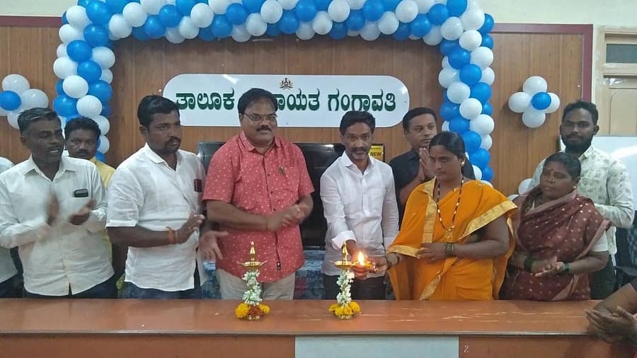 ಗಂಗಾವತಿಯ ತಾಲ್ಲೂಕು ಪಂಚಾಯಿತಿ ಆವರಣದಲ್ಲಿರುವ ಮಂಥನ ಸಭಾಂಗಣದಲ್ಲಿ ನಡೆದ ನೂತನ ಗ್ರಾ.ಪಂ. ಸದಸ್ಯರ ಸಾಮರ್ಥ್ಯ ಅಭಿವೃದ್ಧಿ ತರಬೇತಿ ಕಾರ್ಯಕ್ರಮವನ್ನು ಗಣ್ಯರು ಉದ್ಘಾಟಿಸಿದರು