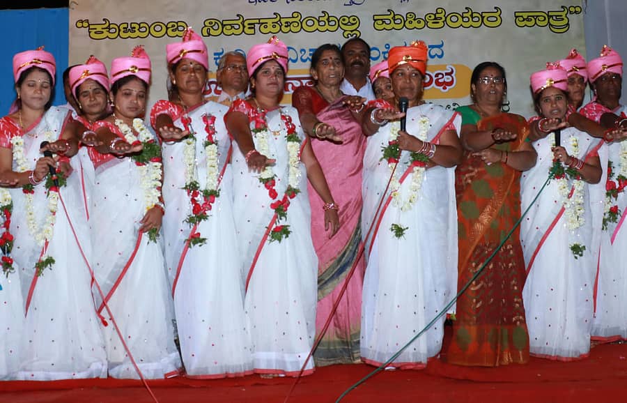 ಬೀದರ್ನ ಗುಮ್ಮೆ ಕಾಲೊನಿಯಲ್ಲಿ ಆಯೋಜಿಸಿದ್ದ ‘ಕುಟುಂಬ ನಿರ್ವಹಣೆಯಲ್ಲಿ ಮಹಿಳೆಯರ ಪಾತ್ರ’ ಕುರಿತ ವಿಚಾರ ಸಂಕಿರಣದಲ್ಲಿ ಅಕ್ಕಮಹಾದೇವಿ ಮಹಿಳಾ ಭಜನೆ ಮತ್ತು ಸಂಸ್ಕೃತಿ ಸಂಘದ ಪದಾಧಿಕಾರಿಗಳು ಸಂಘದ ಬಲವರ್ಧನೆಗಾಗಿ ಪ್ರತಿಜ್ಞೆ ಮಾಡಿದರು