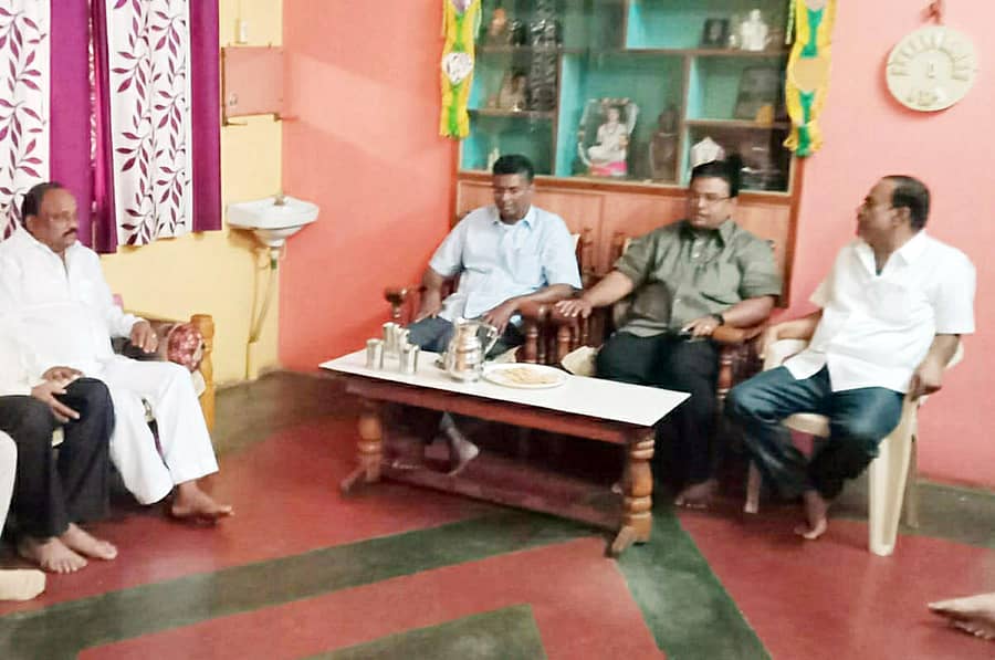 ಗೋಕಾಕದಲ್ಲಿ ಮಂಗಳವಾರ ಜೆಡಿಎಸ್ ಮುಖಂಡ ಅಶೋಕ ಪೂಜಾರಿ ಅವರ ನಿವಾಸಕ್ಕೆ ಕೆಪಿಸಿಸಿ ಕಾರ್ಯಾಧ್ಯಕ್ಷ ಯಮಕನಮರಡಿ ಶಾಸಕ ಸತೀಶ ಜಾರಕಿಹೊಳಿ ಭೇಟಿ ನೀಡಿ ಮಾತುಕತೆ ನಡೆಸಿದರು