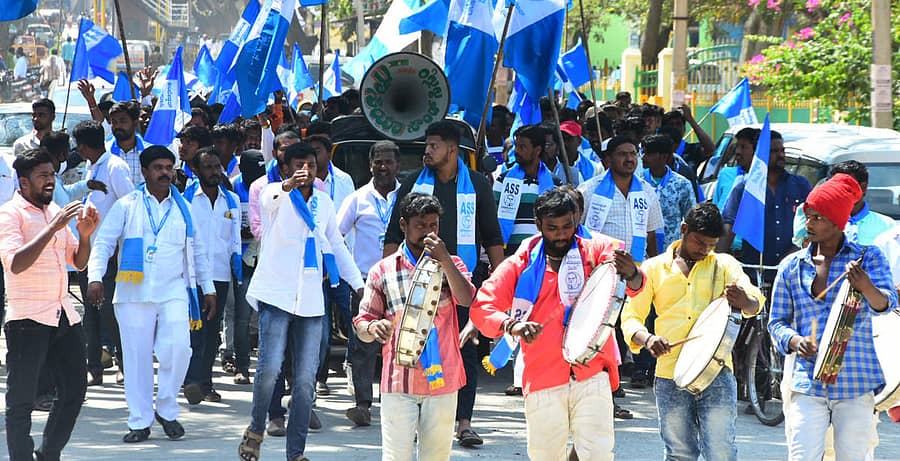 ವಸತಿ ರಹಿತ ಅರ್ಹರಿಗೆ ನಿವೇಶನ, ವಸತಿ ಸೌಲಭ್ಯ ಕಲ್ಪಿಸಬೇಕು ಎಂದು ಸರ್ಕಾರಕ್ಕೆ ಒತ್ತಾಯಿಸಿ ಅಂಬೇಡ್ಕರ್ ಸ್ವಾಭಿಮಾನಿ ಸೇನೆ ಕಾರ್ಯಕರ್ತರು ಚಿತ್ರದುರ್ಗದಲ್ಲಿ ಮಂಗಳವಾರ ಪ್ರತಿಭಟನೆ ನಡೆಸಿದರು