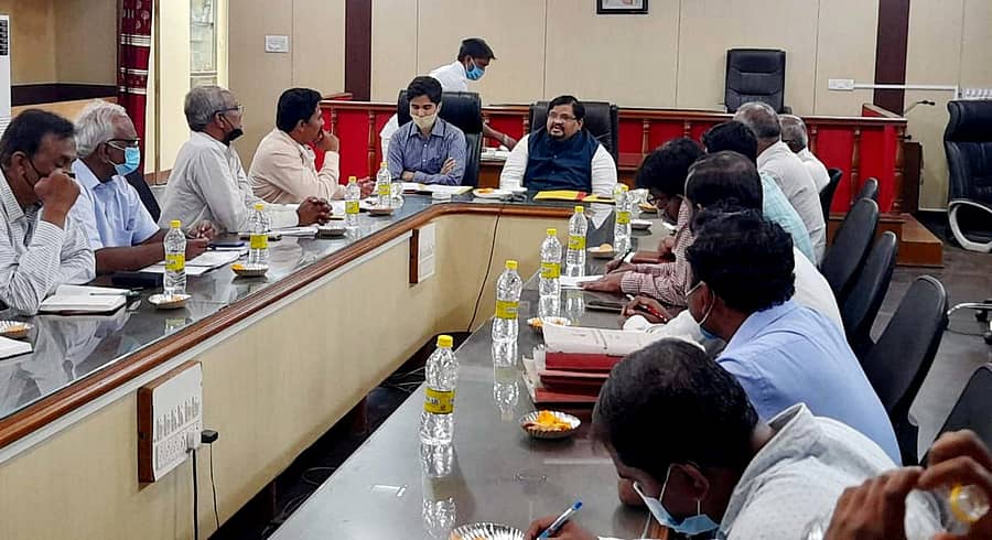 ಹಾವೇರಿ ಜಿಲ್ಲಾಧಿಕಾರಿ ಕಚೇರಿ ಸಭಾಂಗಣದಲ್ಲಿ ಸೋಮವಾರ ಕರ್ನಾಟಕ ಜಾನುವಾರು ಹತ್ಯೆ ಪ್ರತಿಬಂಧ ಮತ್ತು ಸಂರಕ್ಷಣಾ ಆದ್ಯಾದೇಶ 2020ರ ಕುರಿತ ಜಿಲ್ಲಾ ಮಟ್ಟದ ಸಮಿತಿ ಸಭೆ ಸಂಜಯ ಶೆಟ್ಟೆಣ್ಣವರ ಅಧ್ಯಕ್ಷತೆಯಲ್ಲಿ ನಡೆಯಿತು