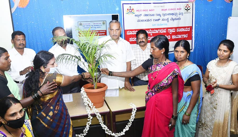 ಹಾವೇರಿ ತಾಲ್ಲೂಕು ಪಂಚಾಯಿತಿ ಸಭಾಭವನದಲ್ಲಿ ತಾಲ್ಲೂಕಿನ ಗ್ರಾಮ ಪಂಚಾಯಿತಿ ಚುನಾಯಿತ ಪ್ರತಿನಿಧಿಗಳ ಮೊದಲ ತಂಡಕ್ಕೆ ಮಂಗಳವಾರ ಆಯೋಜಿಸಿದ್ದ ಐದು ದಿನಗಳ ಸಾಮರ್ಥ್ಯಾಭಿವೃದ್ದಿ ತರಬೇತಿ ಕಾರ್ಯಾಗಾರವನ್ನು ಶಾಸಕ ನೆಹರು ಓಲೇಕಾರ ಉದ್ಘಾಟಿಸಿದರು 