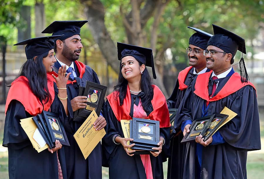 ಚಿನ್ನದ ಪದಕ ಪಡೆದ ವಿಂಧ್ಯಾ ಪ್ರಸಾದ್, ತರುಣ್ ಶ್ಯಾಮ್, ಅದಿತಿ ಕೆ.ಮೂರ್ತಿ, ಸಾಗರ್ ವಿ. ಮತ್ತು ಯಶವಂತ್ ಎಂ. ಪರಸ್ಪರ ಅಭಿನಂದಿಸಿ ಸಂಭ್ರಮಿಸಿದರು-ಪ್ರಜಾವಾಣಿ ಚಿತ್ರ