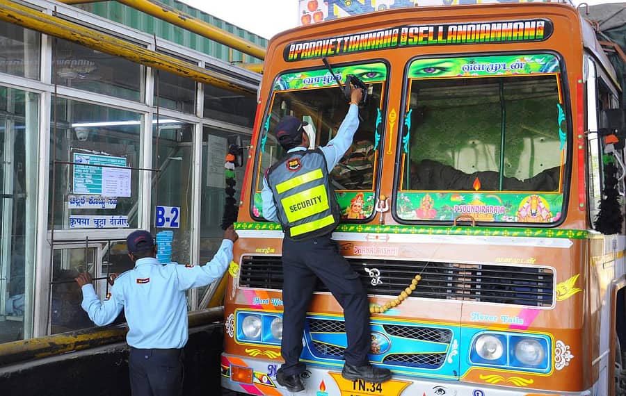 ವಿಜಯಪುರ ನಗರದ ಹೊರವಲಯದಲ್ಲಿರುವ ರಾಷ್ಟ್ರೀಯ ಹೆದ್ದಾರಿ 50ರ ಟೋಲ್ಗೇಟ್ನಲ್ಲಿ ಸೋಮವಾರ ಲಾರಿಯೊಂದರ ಫಾಸ್ಟ್ ಟ್ಯಾಗ್ ರೀಡ್ ಆಗದ ಕಾರಣ ಮ್ಯಾನುವಲ್ ರೀಡ್ ಮಾಡುತ್ತಿರುವ ಸಿಬ್ಬಂದಿ