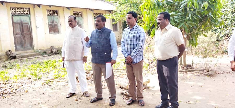 ನಂಜನಗೂಡಿನ ರಾಜಾಜಿ ಕಾಲೊನಿಯ ಖಾದಿ ಮಂಡಳಿಗೆ ಸೇರಿದ ಖಾದಿ ಬಟ್ಟೆಗಳಿಗೆ ಬಣ್ಣ ಹಾಕುವ ಕೇಂದ್ರಕ್ಕೆ ರಾಜ್ಯ ಖಾದಿ ಮತ್ತು ಗ್ರಾಮೋದ್ಯೋಗ ಮಂಡಳಿ ಅಧ್ಯಕ್ಷ ಎನ್.ಆರ್.ಕೃಷ್ಣಪ್ಪಗೌಡ ಭೇಟಿ ನೀಡಿ ಪರಿಶೀಲನೆ ನಡೆಸಿದರು. ಮಂಡಳಿಯ ಸಿಇಒ ಜಯವಿಭವಸ್ವಾಮಿ ಇದ್ದಾರೆ