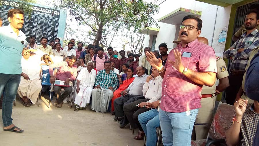 ಮೊಳಕಾಲ್ಮುರು ತಾಲ್ಲೂಕಿನ ಬಿ.ಜಿ.ಕೆರೆಯಲ್ಲಿ ಅಂಡರ್ಪಾಸ್ ನಿರ್ಮಾಣ ಸಂಬಂಧ ನಡೆದ ಸಭೆಯಲ್ಲಿ ಹೆದ್ದಾರಿ ಪ್ರಾಧಿಕಾರ ಅಧಿಕಾರಿ ಶ್ರೀನಾಥ್ ಮಾತನಾಡಿದರು.'