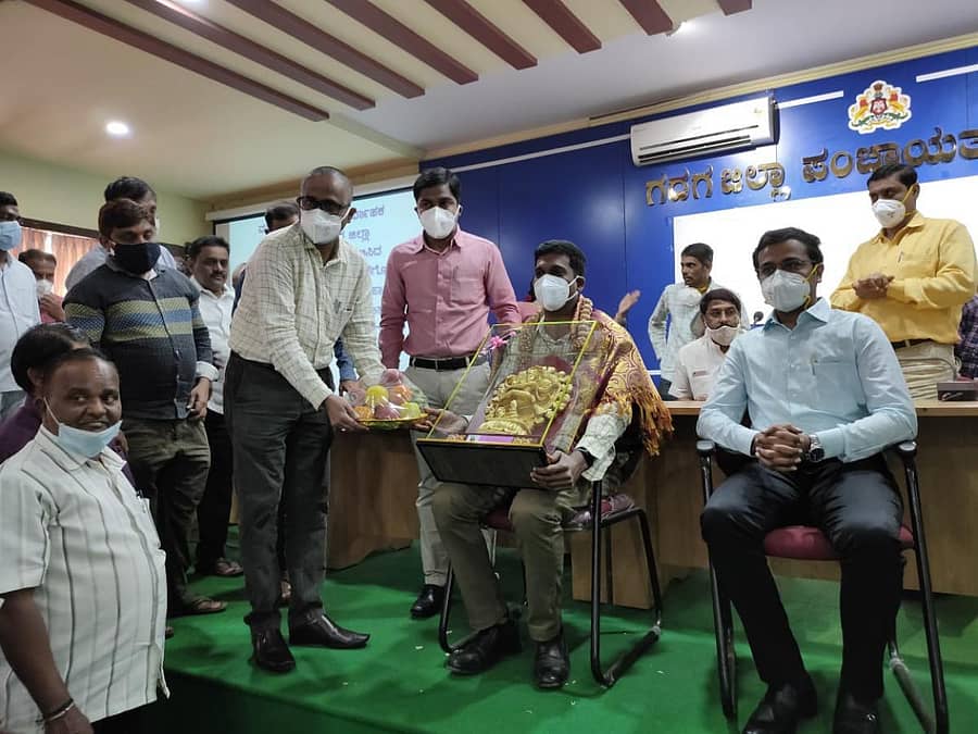 ವರ್ಗಾವಣೆಯಾಗಿರುವ ಜಿಲ್ಲಾ ಪಂಚಾಯ್ತಿ ಸಿಇಒ ಡಾ. ಆನಂದ್ ಕೆ. ಅವರಿಗೆ ಗದಗ ಜಿಲ್ಲಾಡಳಿತದ ವತಿಯಿಂದ ಬೀಳ್ಕೊಡುಗೆ ನೀಡಲಾಯಿತು