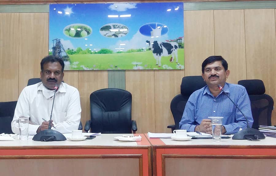 ಕೋಲಾರ ಜಿಲ್ಲಾ ಪಂಚಾಯಿತಿ ಸಭಾಂಗಣದಲ್ಲಿ ಮಂಗಳವಾರ ಮುಖ್ಯಕಾರ್ಯ ನಿರ್ವಹಣಾಧಿಕಾರಿ ನಾಗರಾಜ್ ಅವರ ಅಧ್ಯಕ್ಷತೆಯಲ್ಲಿ ಜಿಲ್ಲೆಯ ಶಿಕ್ಷಣ ಇಲಾಖೆಯ ಅಧಿಕಾರಿಗಳ ಸಭೆ ನಡೆಯಿತು