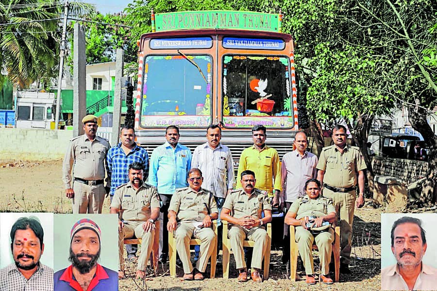ಲಾರಿ ಕಳವು ಮಾಡಿದ್ದ ಅಂತರರಾಜ್ಯ ಕಳ್ಳರನ್ನು ಬಂಧಿಸಿದ ಪೊಲೀಸರ ತಂಡ, ಬಂಧಿತ ಆರೋಪಿಗಳು