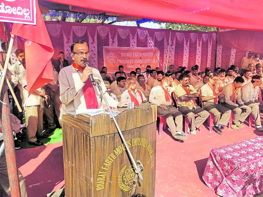 ಕೆಜಿಎಫ್ ಬೆಮಲ್ ನಗರದಲ್ಲಿ ಮಂಗಳವಾರ ಖಾಸಗೀಕರಣವನ್ನು ವಿರೋಧಿಸಿ ಬೆಮಲ್ ಕಾರ್ಮಿಕರು ಆರಂಭಿಸಿದ ಸರದಿ ನಿರಶನದಲ್ಲಿ ಕಾರ್ಮಿಕ ಸಂಘದ ಅಧ್ಯಕ್ಷ ಆಂಜನೇಯರೆಡ್ಡಿ ಮಾತನಾಡಿದರು