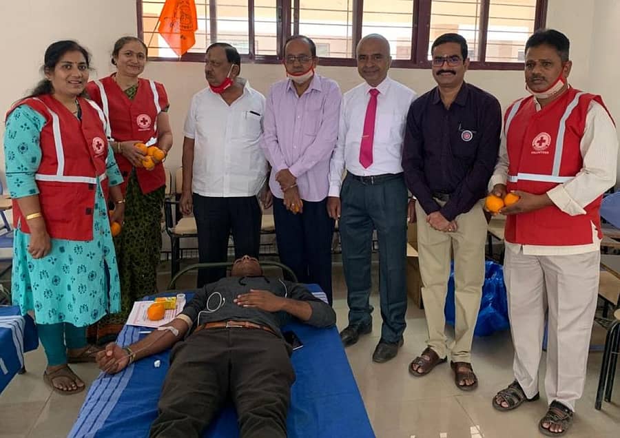 ಹೊಸಪೇಟೆಯಲ್ಲಿ ಮಂಗಳವಾರ ಏರ್ಪಡಿಸಿದ್ದ ಶಿಬಿರದಲ್ಲಿ ವಿದ್ಯಾರ್ಥಿಗಳು ರಕ್ತದಾನ ಮಾಡಿದರು