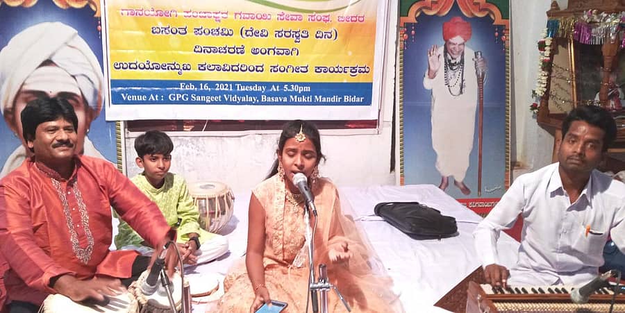 ಬೀದರ್ ಗಾನಯೋಗಿ ಪಂಚಾಕ್ಷರ ಗವಾಯಿ ಸಂಗೀತ ವಿದ್ಯಾಲಯದಲ್ಲಿ ನಡೆದ ಸಂಗೀತ ಕಾರ್ಯಕ್ರಮದಲ್ಲಿ ಕಲಾವಿದೆ ಶಿವಾನಿ ಸ್ವಾಮಿ ಗಾಯನ ಪ್ರಸ್ತುತಪಡಿಸಿದರು