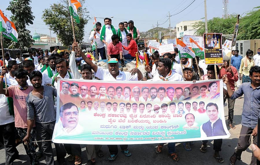 ಕಾಂಗ್ರೆಸ್ ಕಾರ್ಯಕರ್ತರು ಎತ್ತಿನ ಗಾಡಿ ಮೂಲಕ ಪ್ರತಿಭಟನೆ ನಡೆಸಿದರು