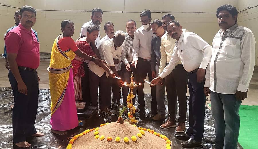 ಬಾಗೇಪಲ್ಲಿಯ ಕೃಷಿ ಉತ್ಪನ್ನ ಮಾರುಕಟ್ಟೆಯ ಪ್ರಾಂಗಣದ ಆಹಾರ ಮಳಿಗೆಯಲ್ಲಿ ರಾಗಿ ಖರೀದಿ ಕೇಂದ್ರವನ್ನು ತಾಲ್ಲೂಕು ಶಿರಸ್ತೇದಾರ್ ಸೂರ್ಯನಾರಾಯಣ ಉದ್ಘಾಟಿಸಿದರು