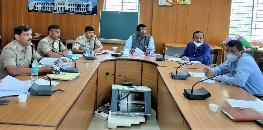 ಜಿಲ್ಲಾ ರಸ್ತೆ ಸುರಕ್ಷತಾ ಸಮಿತಿ ಸಭೆಯಲ್ಲಿ ಜಿಲ್ಲಾಧಿಕಾರಿ ಕೆ. ಶ್ರೀನಿವಾಸ್ ಮಾತನಾಡಿದರು