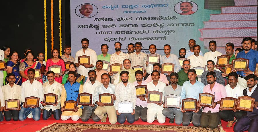 ಪುಸ್ತಕ ಬಿಡುಗಡೆ ಕಾರ್ಯಕ್ರಮದಲ್ಲಿ ಯುವ ಬರಗಹಾರರ ಜೊತೆ ಕನ್ನಡ ಪುಸ್ತಕ ಪ್ರಾಧಿಕಾರದ ಸಹಾಯಕ ನಿರ್ದೇಶಕಿ ಸೌಭಾಗ್ಯ, ಕನ್ನಡ ಮತ್ತು ಸಂಸ್ಕೃತಿ ಇಲಾಖೆ ನಿರ್ದೇಶಕ ಎಸ್. ರಂಗಪ್ಪ, ಸಚಿವ ಅರವಿಂದ ಲಿಂಬಾವಳಿ, ಡಾ. ಸಿದ್ಧಲಿಂಗಯ್ಯ, ಪ್ರಾಧಿಕಾರದ ಅಧ್ಯಕ್ಷ ಎಂ.ಎನ್. ನಂದೀಶ್ ಹಂಚೆ ಮತ್ತು ಪ್ರಾಧಿಕಾರದ ಆಡಳಿತಾಧಿಕಾರಿ ಕೆ.ಬಿ. ಕಿರಣ್ ಸಿಂಗ್ ಇದ್ದಾರೆ–ಪ್ರಜಾವಾಣಿ ಚಿತ್ರ