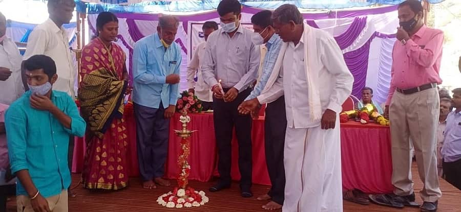 ಮುಳಬಾಗಿಲು ತಾಲ್ಲೂಕಿನ ಅವಣಿ ಗ್ರಾಮದ ರಾಮಲಿಂಗೇಶ್ವರ ದೇವಾಲಯದ ಆವರಣದಲ್ಲಿ ಬುಧವಾರ ಏರ್ಪಡಿಸಲಾಗಿದ್ದ ಕಂದಾಯ ಮತ್ತು ಪಿಂಚಣಿ ಅದಾಲತ್ ಕಾರ್ಯಕ್ರಮದಲ್ಲಿ ಕೋಲಾರ ಉಪವಿಭಾಗಾಧಿಕಾರಿ ಸೋಮಶೇಖರ್ ಭಾಗವಹಿಸಿದ್ದರು.