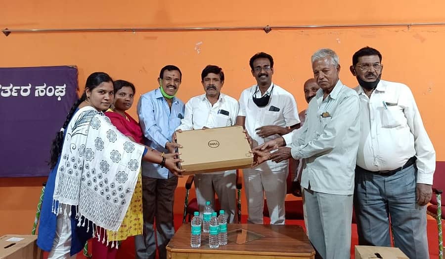 ಚಿಕ್ಕಬಳ್ಳಾಪುರದಲ್ಲಿ ಡಿಸಿಸಿ ಬ್ಯಾಂಕ್ ವತಿಯಿಂದ ಎಸ್‍ಎಫ್‌ಸಿಎಸ್‌ ಹಾಗೂ ವಿಎಸ್‌ಎಸ್‌ಎನ್‌ ಸೊಸೈಟಿಗಳಿಗೆ ಗಣಕಯಂತ್ರಗಳನ್ನು ವಿತರಿಸಲಾಯಿತು