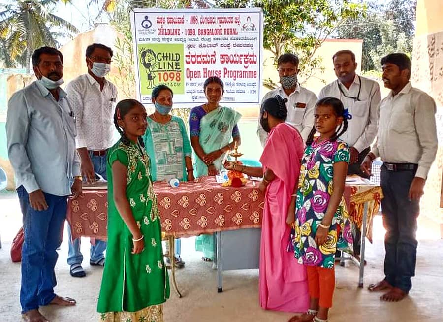 ಚನ್ನರಾಯಪಟ್ಟಣ ಹೋಬಳಿಯ ತೆಲ್ಲೋಹಳ್ಳಿಯಲ್ಲಿ ಮಕ್ಕಳ ಸಹಾಯವಾಣಿ, ಜಿಲ್ಲಾ ಮಹಿಳಾ ಮತ್ತು ಮಕ್ಕಳ ಅಭಿವೃದ್ಧಿ ಇಲಾಖೆ, ದೇವನಹಳ್ಳಿಯ ಸ್ಪರ್ಶ ಕೊಲಾಟ್ ಸಂಸ್ಥೆಯಿಂದ ತೆರೆದ ಮನೆ ಕಾರ್ಯಕ್ರಮ ನಡೆಯಿತು