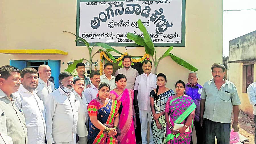ಹೊಸಕೋಟೆ ತಾಲ್ಲೂಕಿನ ಪೂಜೇನ ಅಗ್ರಹಾರ ಗ್ರಾಮದಲ್ಲಿ ಅಂಗನವಾಡಿ ಕೊಠಡಿ ಉದ್ಘಾಟಿಸಿದ ಶಾಸಕ ಶರತ್ ಬಚ್ಚೇಗೌಡ